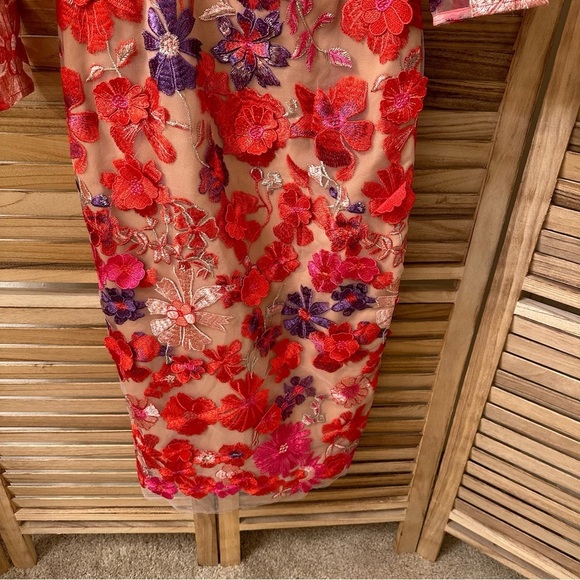 Elliatt Electric 3D Floral Midi Dress - Picture 11 of 15